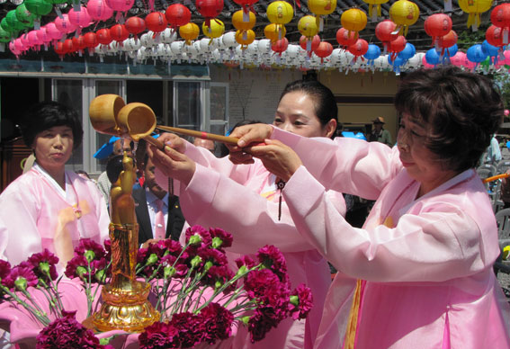 25일 한라산 관음사에서 열린 불기2559년 부처님오신날 봉축 법요식에서 불자들이 관불의식에 참여하고 있다.&lt;헤드라인제주&gt;