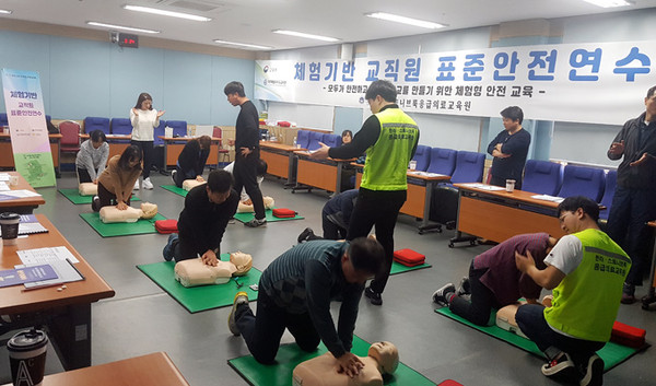 교직원들이 심폐소생술(CPR)을 실시하고 있다. ⓒ헤드라인제주