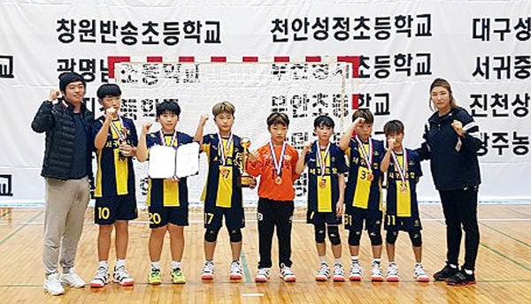 서귀중앙초등학교 핸드볼부 학생들이 동메달을 획득하고 기념사진을 찍고 있다. ⓒ헤드라인제주