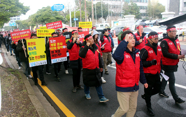제주도개발공사노동조합원들이 단체협약 체결 촉구 거리행진을 펼치고 있다. ⓒ헤드라인제주