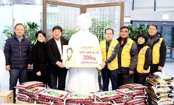 김만덕기념관 관계자들이 지난 14일 건입동에 쌀을 기탁하고 기념사진을 찍고 있다. ⓒ헤드라인제주