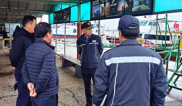 김언호 서귀포해양경찰서장이 다중이용선박 현장 근무자들에게 안전관리에 힘 써줄 것을 당부하고 있다. ⓒ헤드라인제주