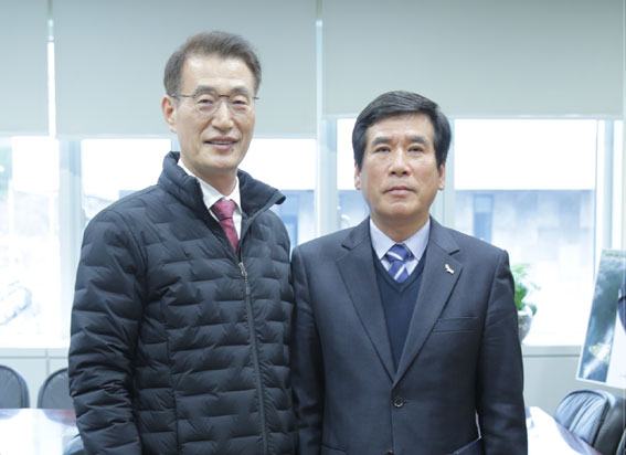 공직자 출신의 강승수씨(사진 오른쪽)가 17일자로 JDC 경영기획본부장에 임명됐다.