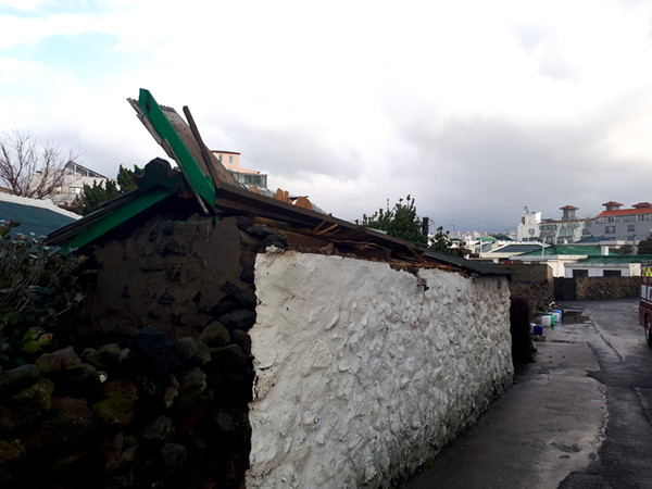 지난 17일 오후 제주시 애월읍 하귀1리의 한 주택 지붕이 강풍으로 인해 파손됐다. ⓒ헤드라인제주
