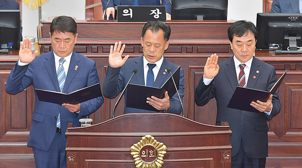 왼쪽부터 임정은 의원, 김대진 의원, 양병우 의원이 의원선서를 하고 있다. ⓒ헤드라인제주