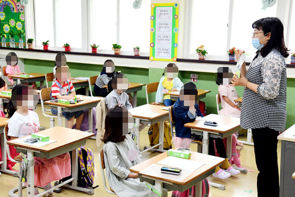 27일 제주 한라초등학교에서학생들의 첫 등교수업이 진행되고 있다. <사진=제주특별자치도교육청>