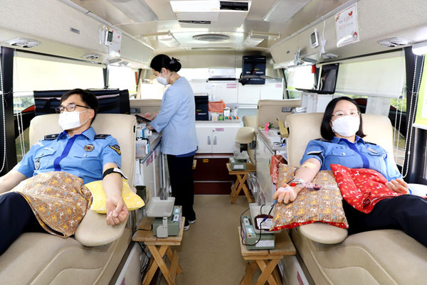 28일 김성종 제주해양경찰청장(사진 왼쪽)과 직원이 헌혈을 하고 있다. ⓒ헤드라인제주