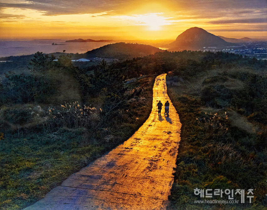 제9회 아름다운 서귀포 사진공모전에서 금상을 차지한 신준철씨의  작품 '군산 올레길'. ⓒ헤드라인제주