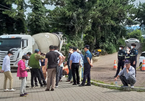 서귀포시 중문 대포동 주민들이 A카페 수영장 건설 차량을 막아서고 있다. ⓒ헤드라인제주