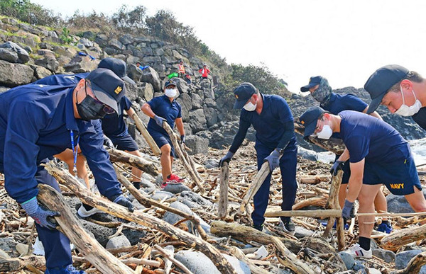 해군 제주기지전개부대가 8일 강정.법환 포구 해안가에서  환경정화활동을 펼치고 있다.