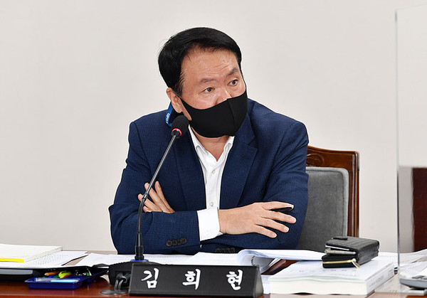 14일 열린 제주도의회 환경도시위원회 행정사무감사에서 김희현 의원이 질의를 하고 있다. ⓒ헤드라인제주