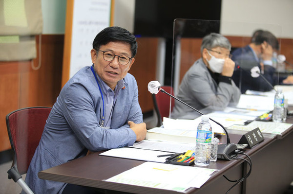 15일 열린 행정사무감사에서 질의를 하고 있는 김경학 의원.
