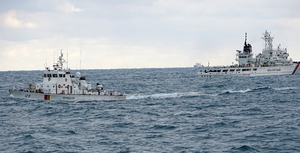 해경이 경비함정을 투입해 제주항 북서쪽 약 2.6km 해상에서 전복된 한림선적 저인망어선 32명민호(39톤) 실종 선원 수색작업을 벌이고 있다. <사진=제주지방해양경찰청>