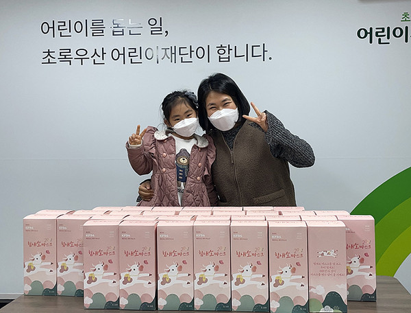 강한별 어린이가 18일 초록우산어린이재단 제주종합사회복지관에 마스크 1000장을 기부하고 있다. ⓒ헤드라인제주