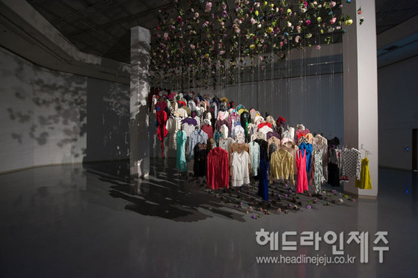 이지현,Dreaming clothes-Dear J,650x520x800(WxDxH),옷 뜯다,Artificial flowers,2018