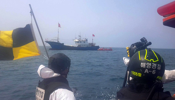 제주해경이 수역을 무단침입한 중국 어선을 단속하고 있다.<사진=제주해양경찰서>