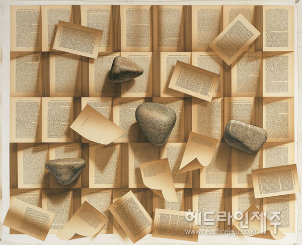고영훈, <Stone Book 8712>, acrylic on paper, 119x174.5cm, 1987.ⓒ헤드라인제주