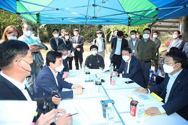 28일 진행된 제주도의회 환경도시위원회 오등봉 공원 현장방문. ⓒ헤드라인제주