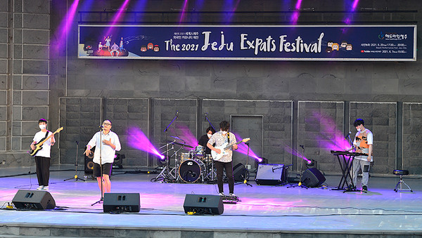 '2021 제8회 세계人제주 외국인 커뮤니티 제전(The 2021 Jeju Expats Festival)' 무대공연을 하고 있는 '어쩌다 밴드'. ⓒ헤드라인제주