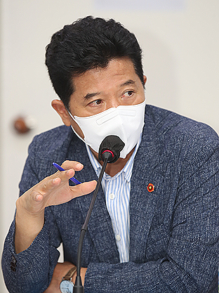 19일 열린 제397회 임시회에서 질의를 하고 있는 송영훈 의원. ⓒ헤드라인제주