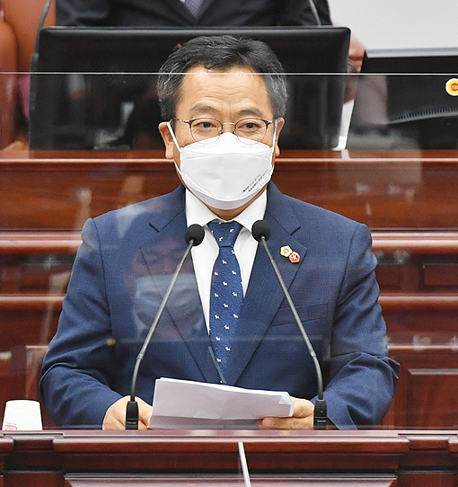 12일 열린 제399회 임시회에서 5분 발언을 하고 있는 송창권 의원. ⓒ헤드라인제주