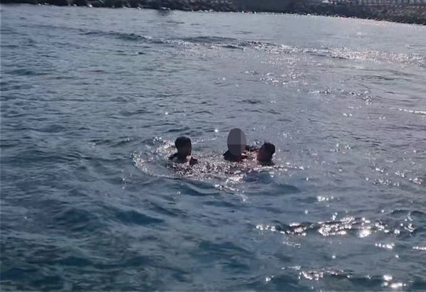 19일 제주항 방파제 앞 바다에 빠진 10대 남학생이 제주해경 구조대에 의해 구조되고 있다. ⓒ헤드라인제주