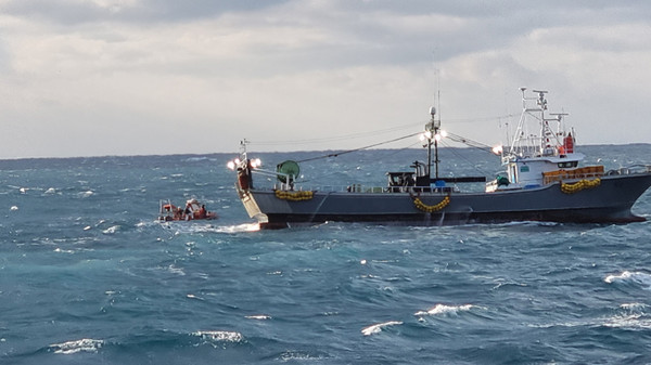 18일 오전 서귀포시 우도 인근 해상에서 조업 중이던 외국인 선원이 실종돼 해경이 수색에 나서고 있다. ⓒ헤드라인제주