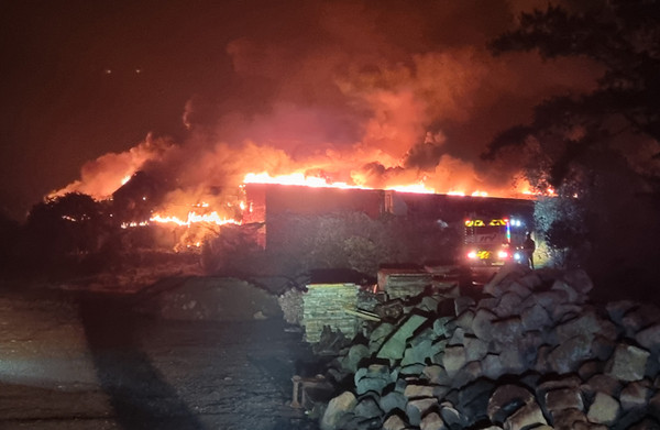 15일 오전 3시 39분쯤 제주시 한림읍 명월리의 한 양돈장에서 화재가 발생해 소방대원이 진화에 나서고 있다. ⓒ헤드라인제주