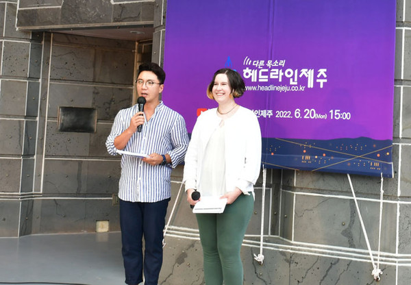 사회를 진행하고 있는 김지훈씨와 아그네 라띠니떼(영어).