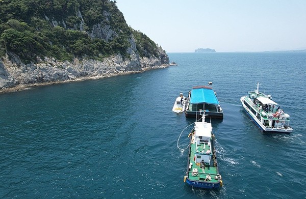 승객수송선(대국25호)이 해상바지선에 접안한 관광잠수함으로 관광객을 인도하고 있다.  (사진=녹색연합)