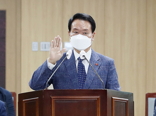 24일 열린 인사청문회에서 선서를 하고 있는 김희현 정무부지사 후보자. ⓒ헤드라인제주