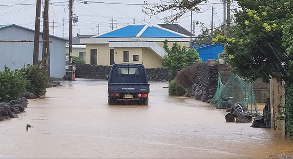 폭우가 쏟아지면서 도로가 침수되고 있는 서귀포시 대정읍 일대.<사진=제주도소방안전본부>