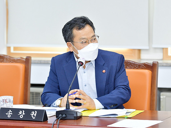 지난 21일 열린 의회운영위원회 회의에서 질의하고 있는 송창권 의원. ⓒ헤드라인제주