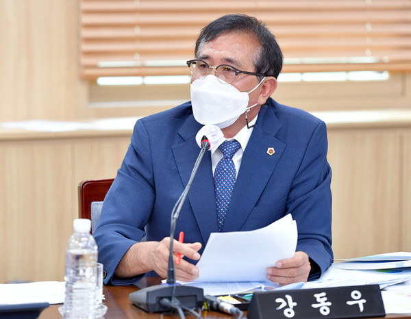 24일 열린 김희현 정무부지사 후보자 인사청문회에서 질의를 하고 있는 강동우 의원. ⓒ헤드라인제주