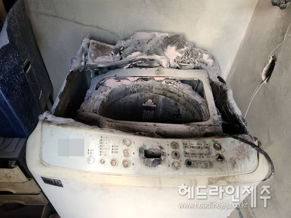 19일 구좌읍 김녕리 단독주택 세탁실에서 발생한 화재 <사진 = 제주소방안전본부> ⓒ헤드라인제주