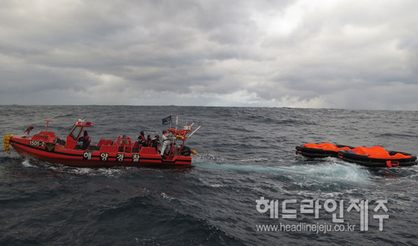25일 제주 서귀포 공해상에서 침몰한 홍콩 선박을 제주해경이 구조하고 있다 <사진 = 제주지방해양경찰청> ⓒ헤드라인제주