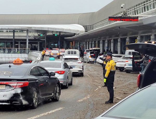 제주자치경찰이 25일 항공기 운항이 재개되면서 혼잡해진 제주공항에서 특별비상근무를 하고 있다. ⓒ헤드라인제주