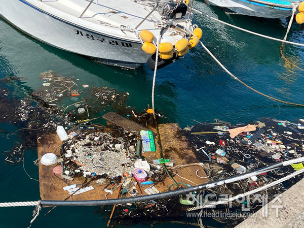 제주 구엄포구에 버려져있는 해양쓰레기 ⓒ헤드라인제주