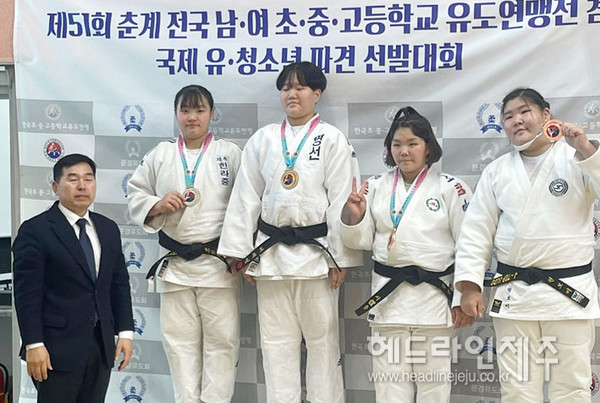 한라중 강지윤(사진 왼쪽)이 춘계 유도연맹전에서 은메달을 획득했다 (사진=제주도유도회) ⓒ헤드라인제주