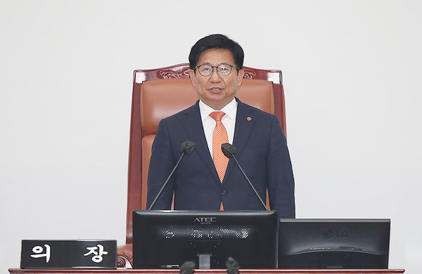 10일 열린 제415회 임시회 제1차 본회의를 주재하고 있는 김경학 의장. ⓒ헤드라인제주