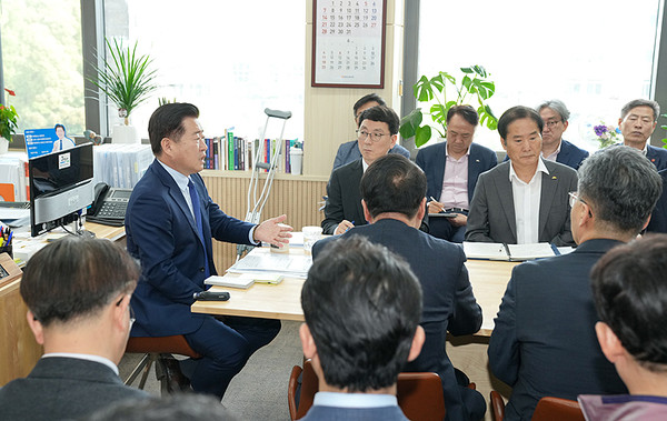 오영훈 제주도지사가 15일 도정현안공유 티타임에서 발언하고 있다. ⓒ헤드라인제주