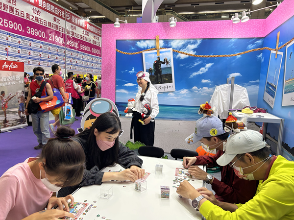 대만 타이베이 관광박람회를 찾은 대만인들이 제주 홍보 부스에서 해녀체험과 퍼즐맞추기 체험을 하고 있다.