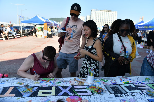 '제10회 세계人제주 외국인 커뮤니티 제전(The 2023 Jeju Expats Festival)' 부대행사로 마련된 외국인 플리마켓과 에코 플리마켓 '제놀장', 미술체험 컬러링 프로젝트.