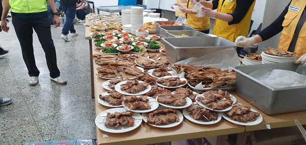 자원봉사자가 직접 조리한 안덕면 전통 추석 차례 음식(사진=서귀포시자원봉사센터)
