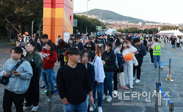 28일 늦은 오후 K-POP 콘서트 행사장에 입장하기 위해 길게 줄 지어 서 있는 시민들.