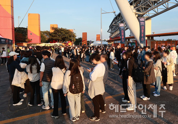 28일 늦은 오후 K-POP 콘서트 행사장에 입장하기 위해 길게 줄 지어 서 있는 시민들.