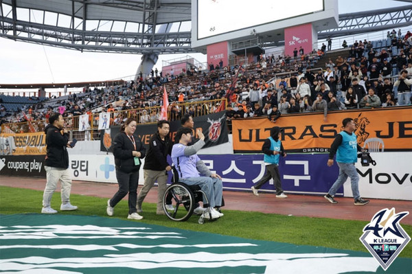 11일 서울과의 홈경기 하프타임에서 은퇴식을 가진 유연수가 그라운드를 한 바퀴 돌며 팬들에게 인사를 하고 있다 (사진=한국프로축구연맹) ⓒ헤드라인제주
