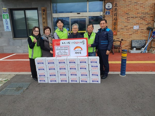 제주도 생활공감정책단은 성산읍에  5KG 김치 100개을 전달했다.