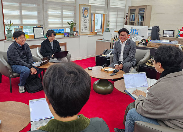 10일 제주도의회 기자실에서 기자들과 대화를 나누고 있는 김경학 의장. ⓒ헤드라인제주