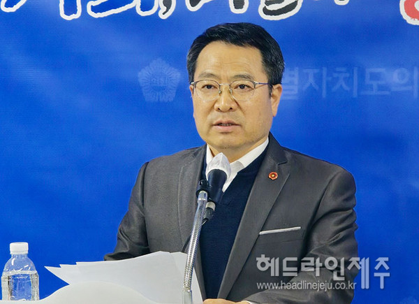송창권 의원이 21일 환경보존분담금 도입을 촉구하는 기자회견을 하고 있다. ⓒ헤드라인제주